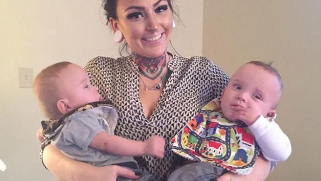 Una madre protegió con su cuerpo a sus gemelos en un accidente y les salvó la vida | Internacionales