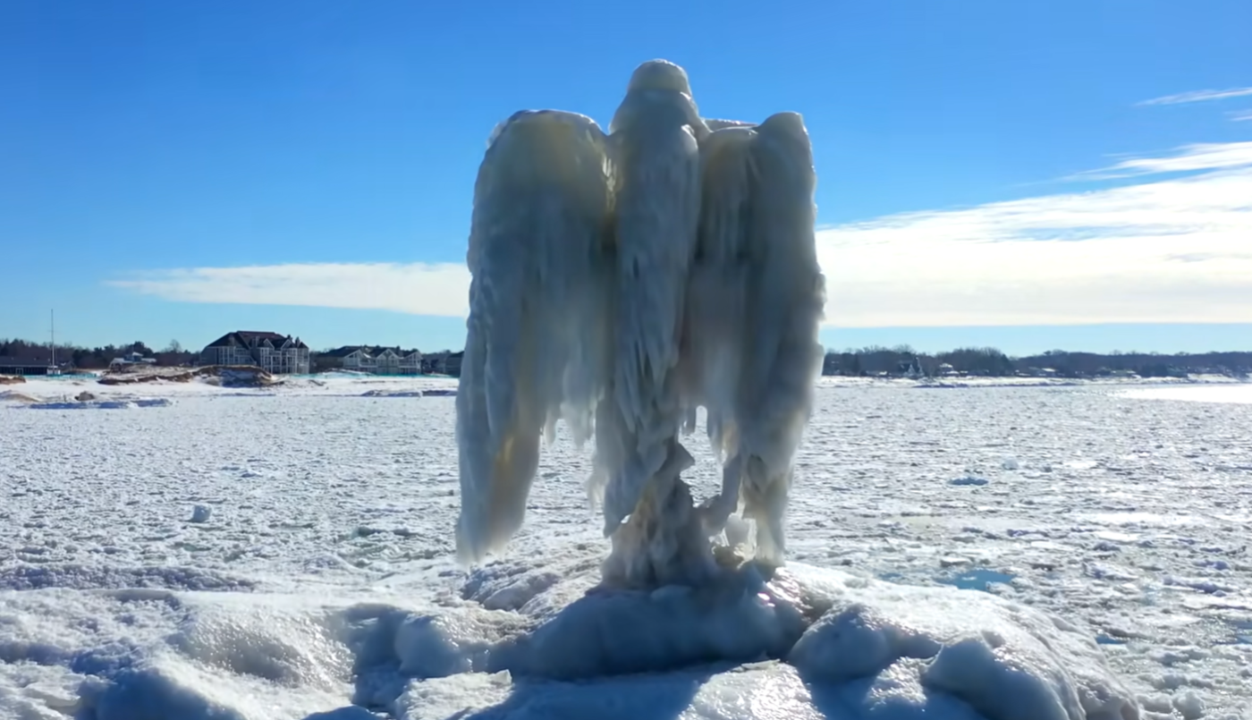 VIDEO y FOTOS: el increible, impactante y misterioso ángel de hielo que apareció a orillas de un río | Telefe Noticias