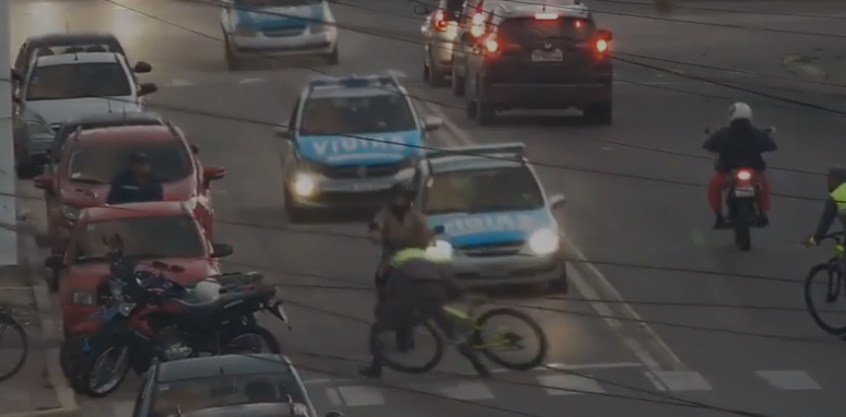 Video: la heroica maniobra de un policía en bici para evitar la fuga de un sospechoso en moto | Actualidad