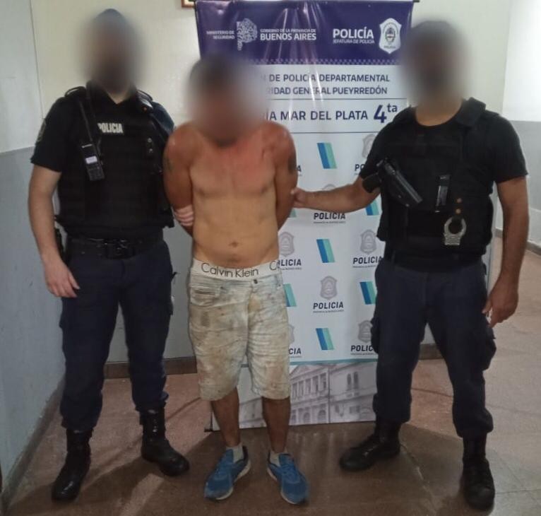Policías rompen la puerta de una vivienda y rescatan a una mujer que era golpeada por su pareja | Actualidad