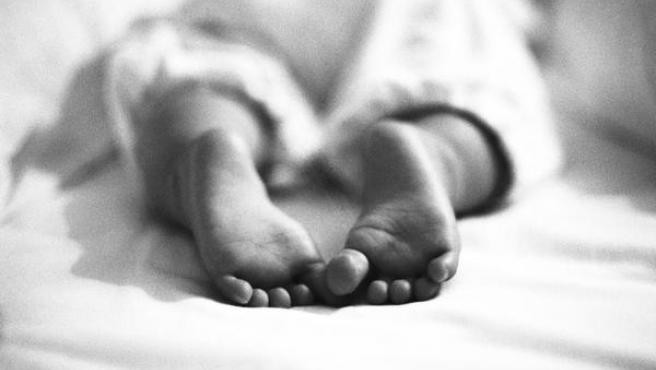 Salió a cultivar en su jardín y encontró a una beba enterrada viva | Internacionales