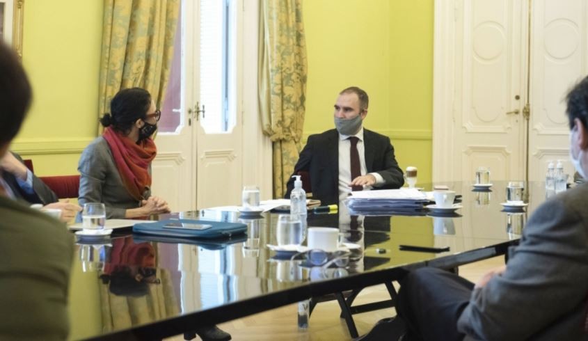 El Gobierno analiza elevar el impuesto a las Ganancias para las grandes empresas | Economía