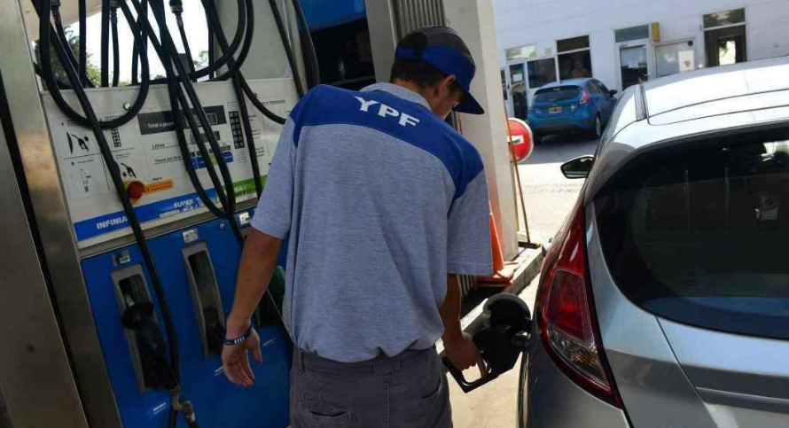 Otra vez YPF aumenta la nafta y el gasoil entre un 6 y 7%, los incrementos son desde este martes | Economía