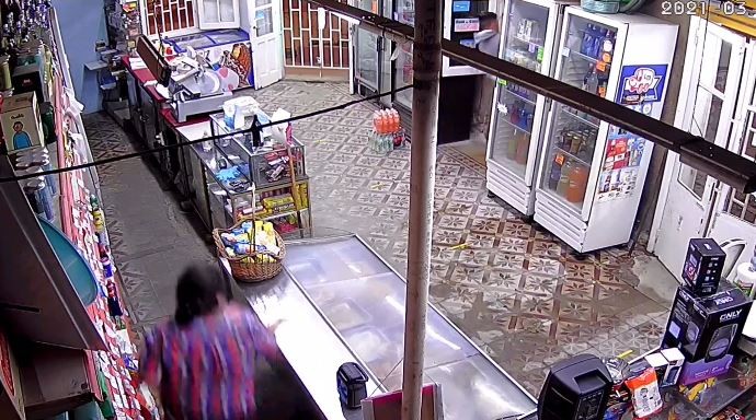 FOTOS Y VIDEO: Como una "anguila", un ladrón entró a un almacén por una ventana de 25 cm. | Córdoba