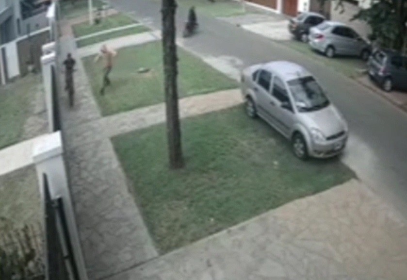 Video: dos motochorros golpearon a un nene de 11 años para robarle la bici | Actualidad