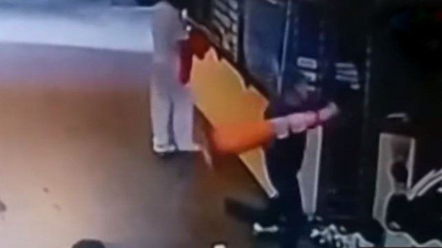 Video: se puso furioso por la tarifa del estacionamiento y rompió todo | Actualidad