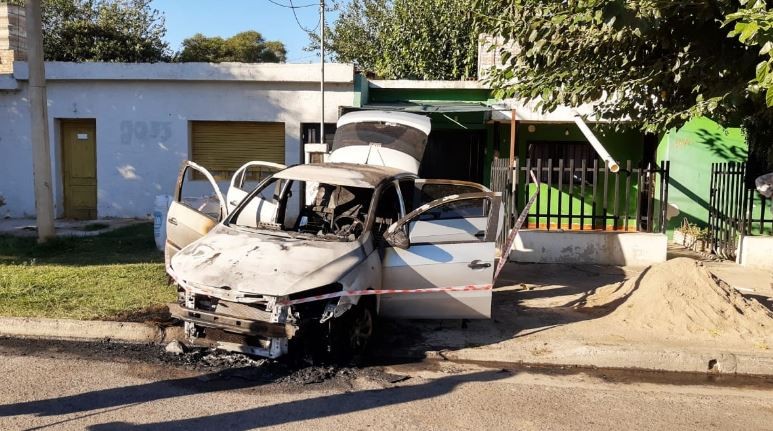 Una mujer sufrió graves quemaduras por el incendio de su auto frente a la casa de un hombre | Córdoba
