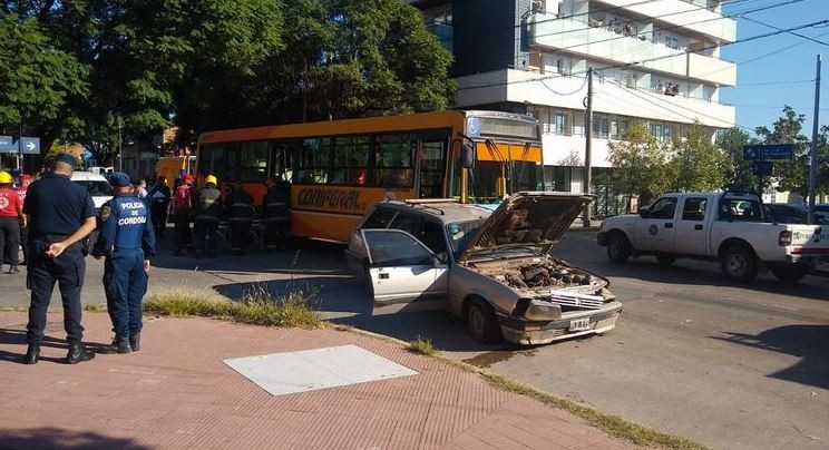 Cuatro heridos dejó el choque de un colectivo urbano y un auto | Córdoba