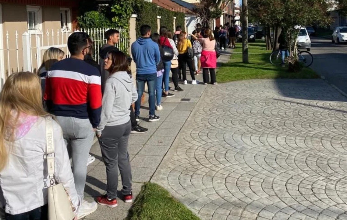 Cinco cuadras de cola para cubrir seis puestos de trabajo en un parque de diversiones | Actualidad