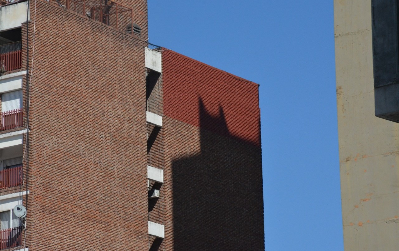 Apareció la "Bati señal" en una Rosario jaqueada por la violencia | Actualidad