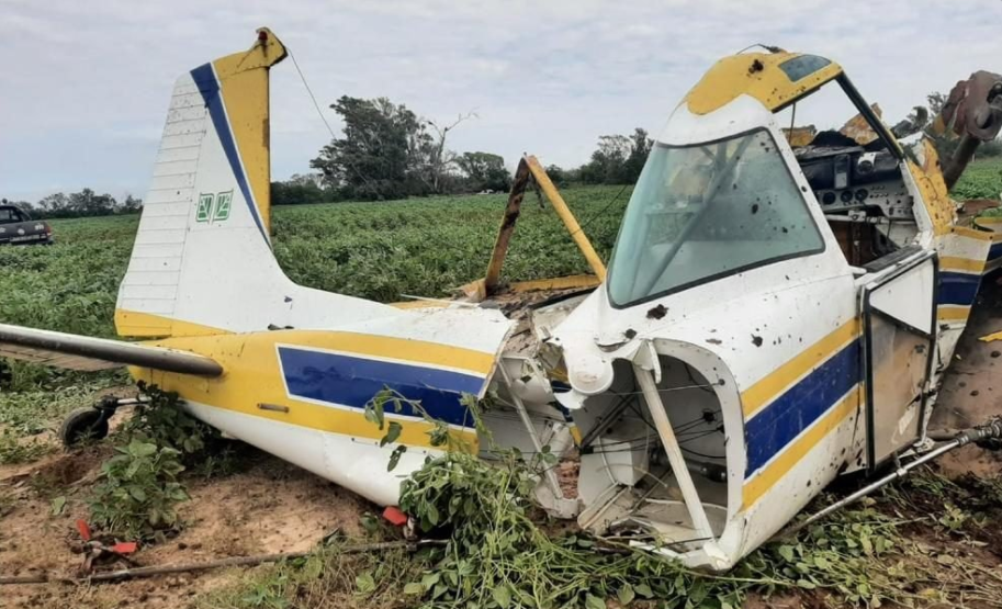 Un avión que fumigaba en un campo se precipitó a tierra, el piloto sufrió graves heridas | Telefe Noticias