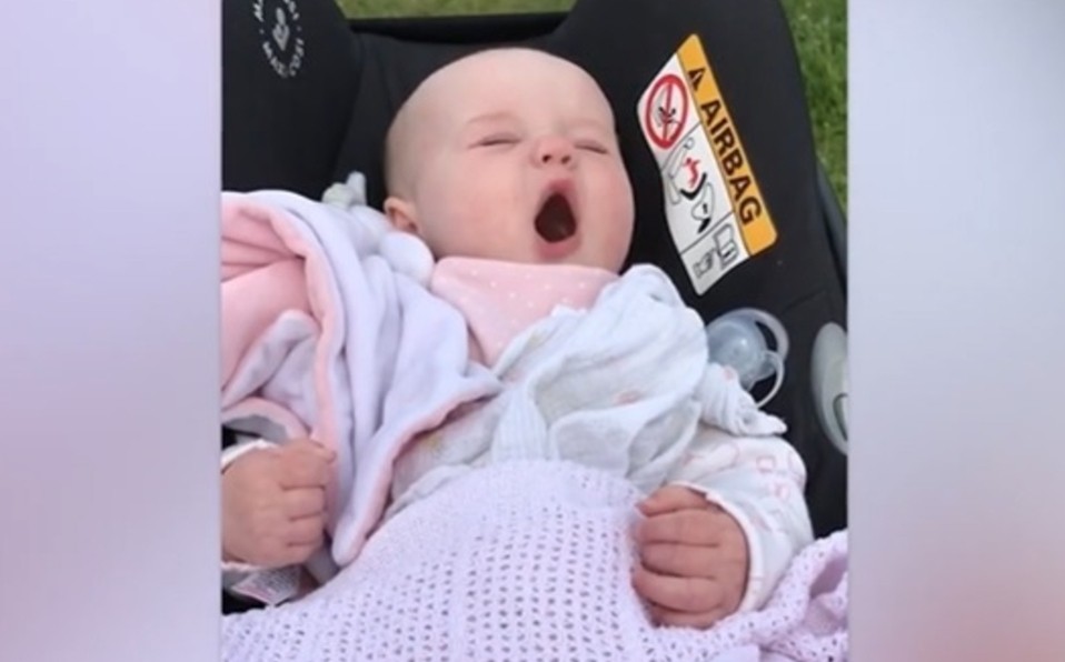 Una bebé de cinco meses se despierta a sí misma hablando en sueños y su mamá la filma | Curiosidades