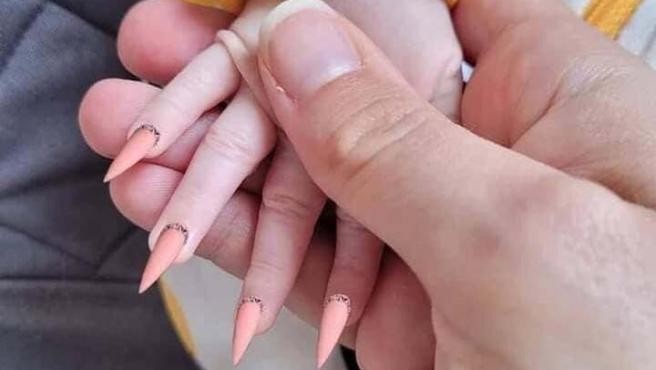 Polémica por una madre que le hizo la manicura a su bebé y le dejó las uñas como "pequeñas garras" | Curiosidades