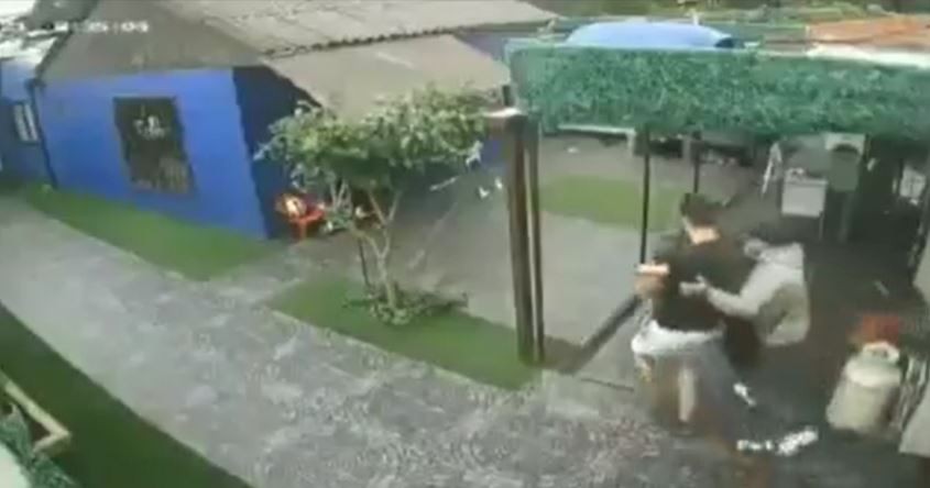 Video: Un bebé quedó en medio de un hecho de inseguridad en La Plata y le apuntaron con un arma | Actualidad