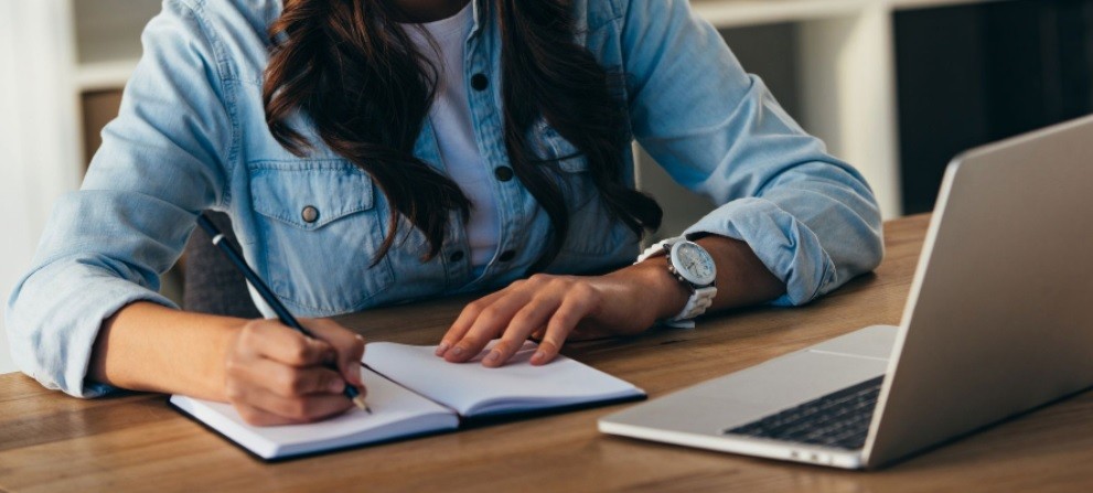 Docente se olvidó de cerrar un Zoom y fue grabada cuando pronunciaba expresiones racistas | Internacionales