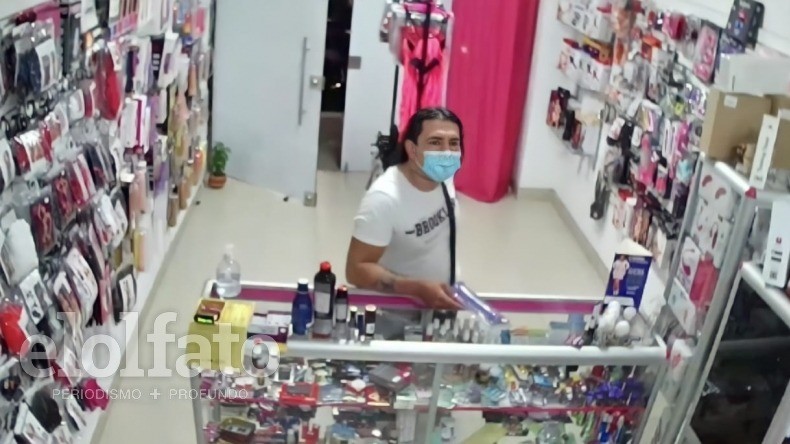 Video: entró a un sex shop, distrajo a la vendedora y se robó un juguete sexual | Internacionales