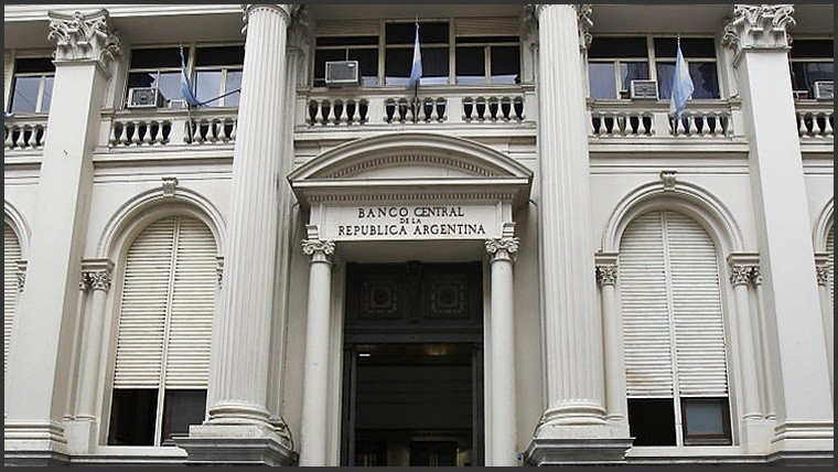 Incentivan a los bancos para que ofrezcan productos a clientes sin historial crediticio | Economía