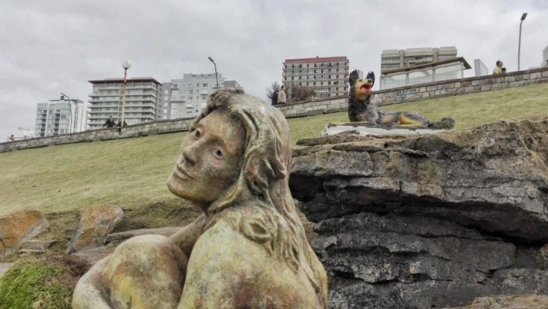 Misterio en Mardel: apareció la estatua de un perro junto a la de la mujer | Actualidad