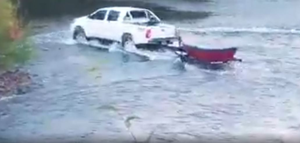 Video: Así evadió un guía de pesca el piquete que no lo dejaba trabajar | Actualidad