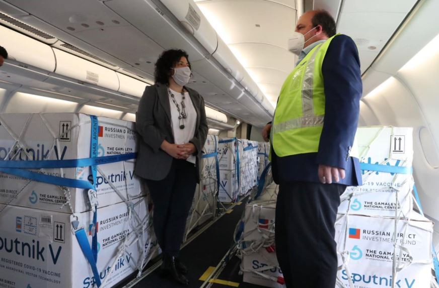 Llega un nuevo vuelo de Aerolíneas Argentinas con más vacunas Sputnik V (1) | Actualidad