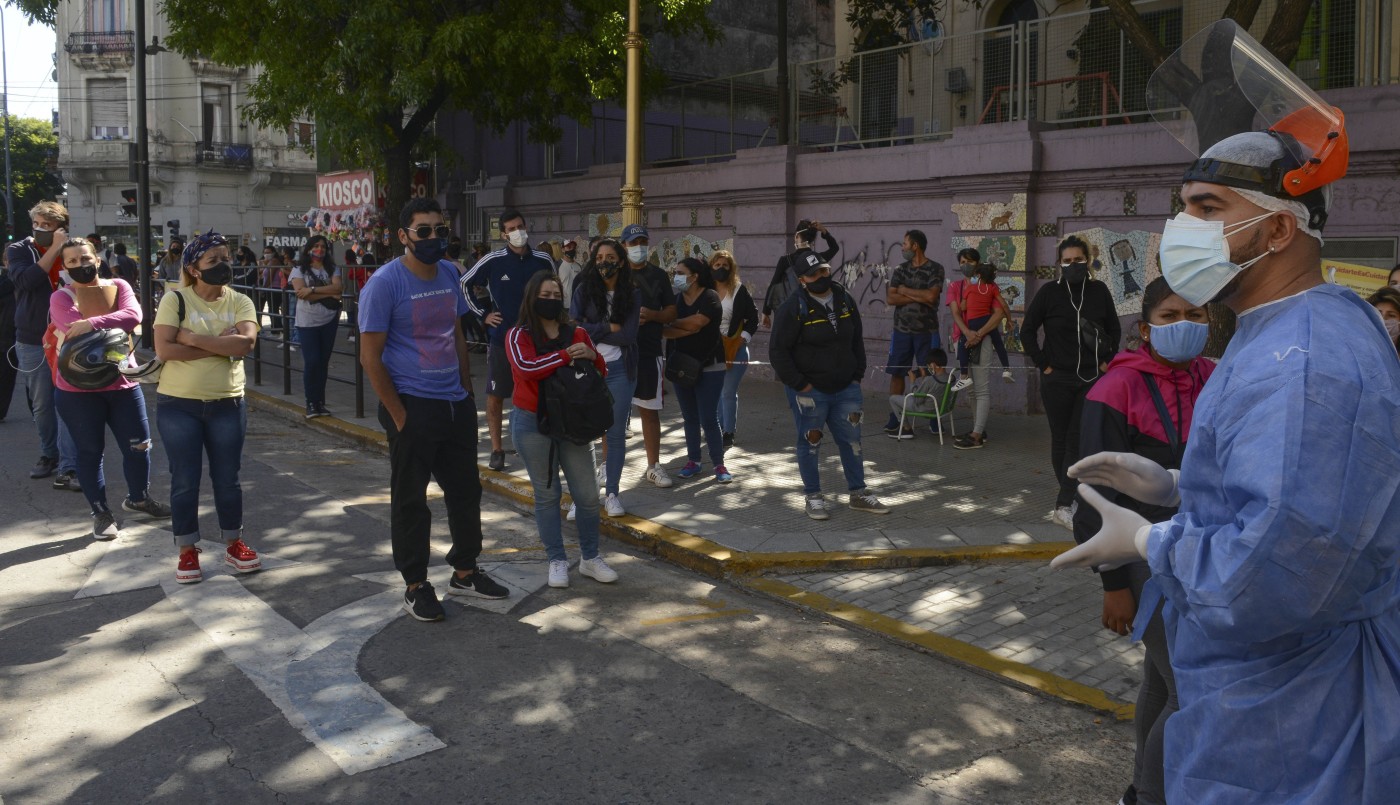 Largas filas de personas con síntomas para realizarse hisopados en hospitales del AMBA | Actualidad
