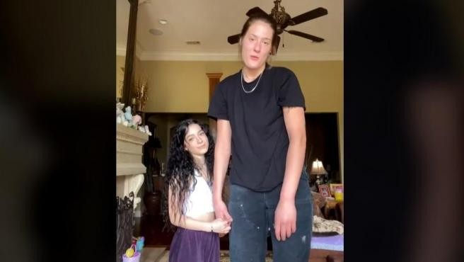 La diferencia de estatura entre una jugadora de básquet y su novia que se hace viral en TikTok | Curiosidades