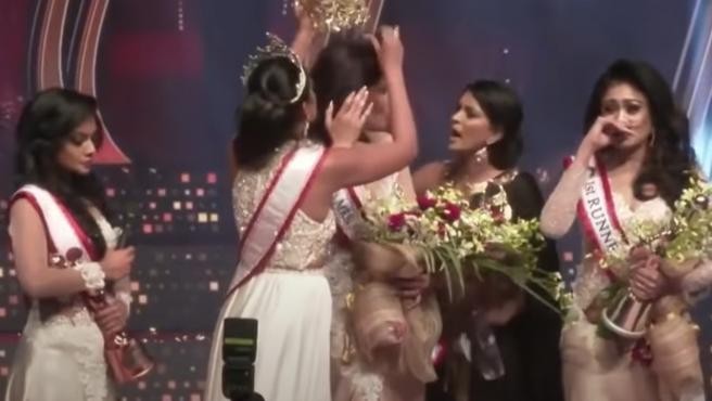 Escándalo en el concurso de belleza: le arrancó la corona a la reina y la acusó de estar divorciada | Internacionales