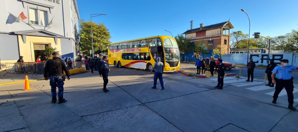 Transportistas bloquean el Bulevar Perón, piden trabajar con libertad | Córdoba