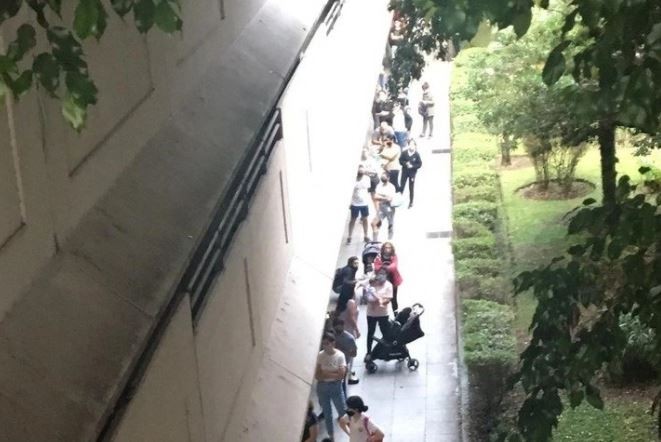 Hubo cinco cuadras de cola para ingresar a un shopping | Actualidad