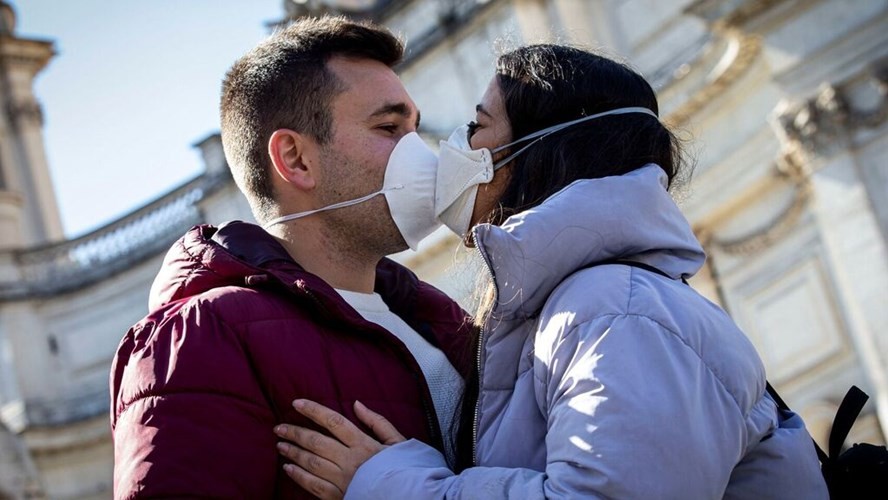 El 76% de los argentinos dejó de saludarse con un beso por temor al coronavirus | Actualidad
