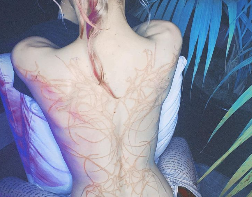 La novia de Elon Musk presumió sus impresionantes "cicatrices alienígenas" | Curiosidades