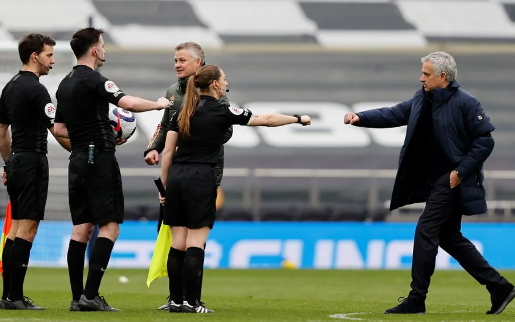 Cortaron más de 100 veces un partido del Tottenham y el Manchester United en la televisión iraní para no mostrar las piernas de la árbitro asistente | Internacionales