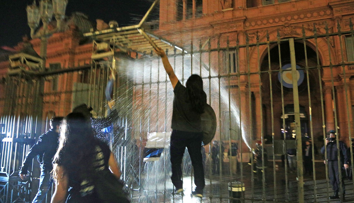 Protestas contra las nuevas restricciones en Olivos y Casa Rosada | Actualidad