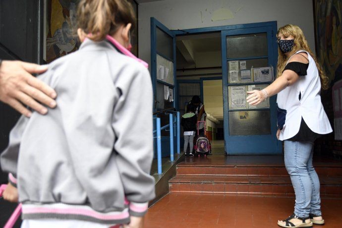 El Gobierno advierte que "la presencialidad en escuelas puede implicar un bajo riesgo individual pero alto riesgo colectivo" | Actualidad