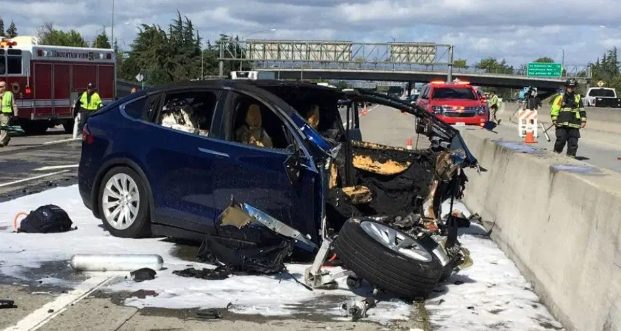 Trágico accidente de vehículo Tesla, dos muertos | Internacionales