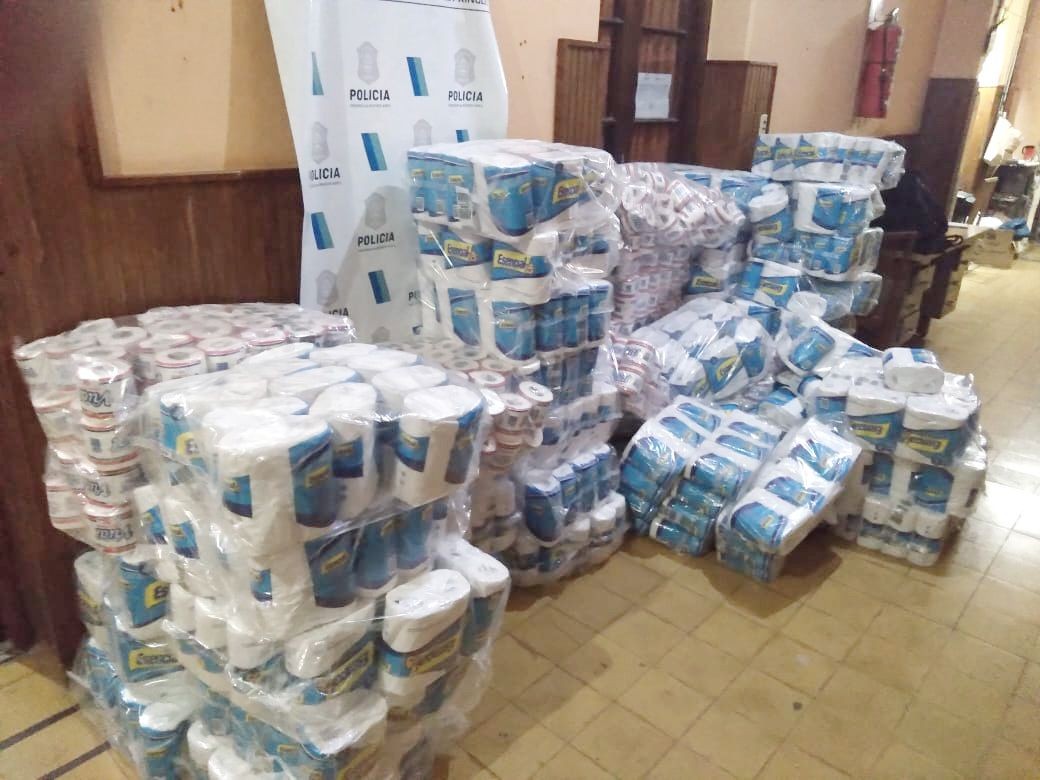 Los detienen por robar rollos de papel higiénico de un camión | Actualidad