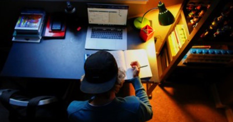 Adolescente estaba en clase por Zoom y avisó: "Nos están robando en casa" | Actualidad