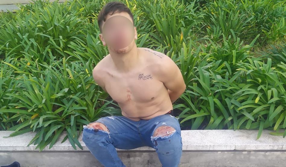 Video: Manejó por la 9 de Julio de contramano, chocó y se estrelló en el Metrobus | Actualidad