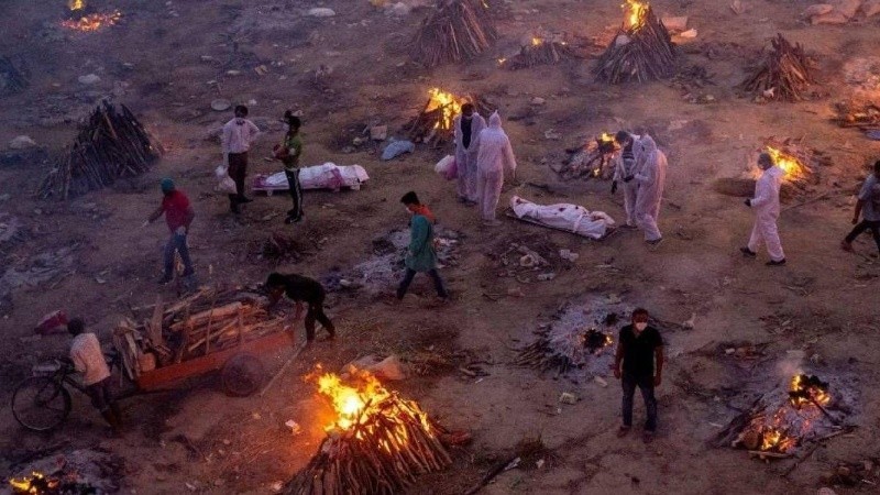 Impactante video: Un drone tomó imágenes de cremaciones masivas en India por Coronavirus | Internacionales