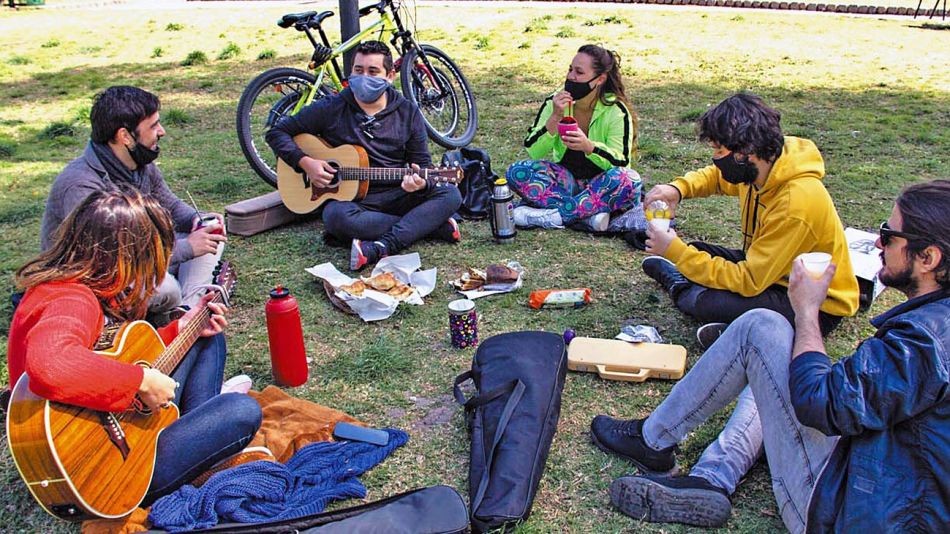 Encuesta dice que la mayoría percibe riesgo de Covid-19 mientras solo 39% de jóvenes cumple cuidados | Actualidad