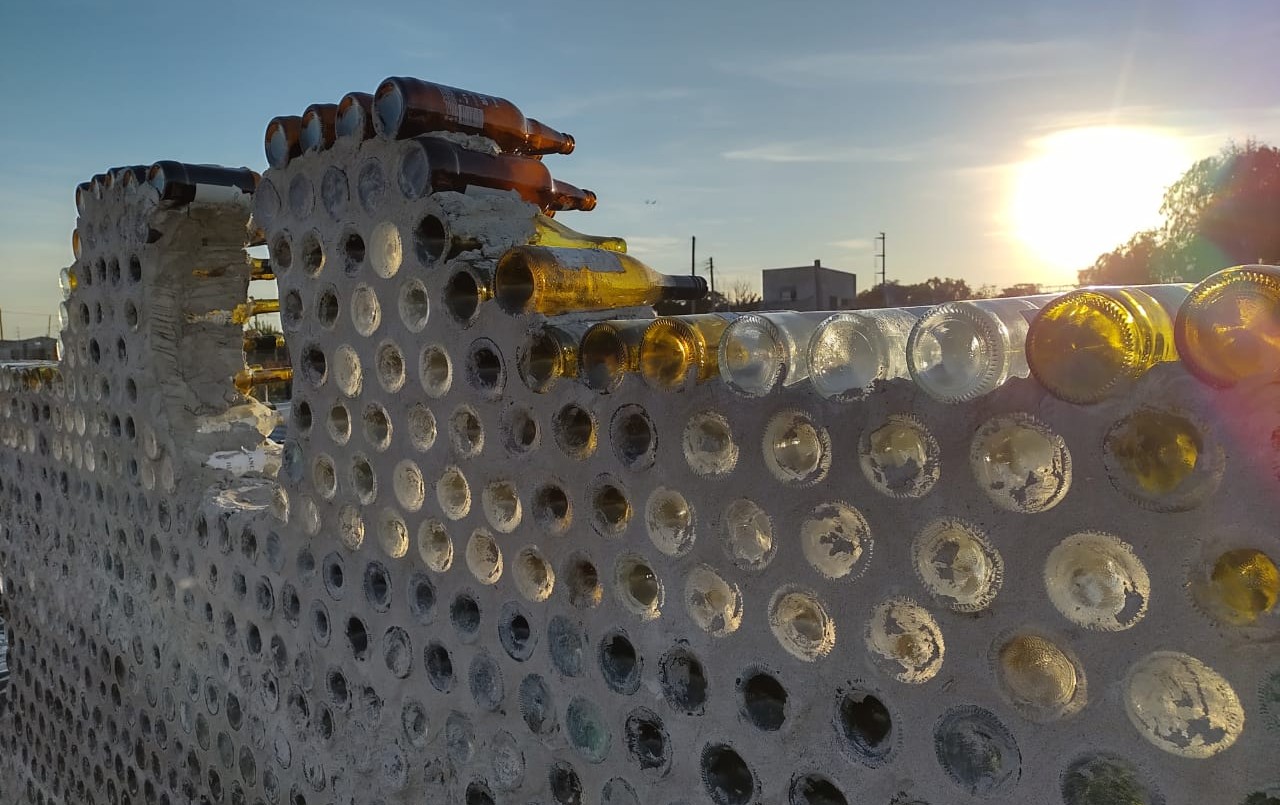 Una aventura solidaria: bahienses construyen un comedor comunitario con botellas de vidrio | Actualidad