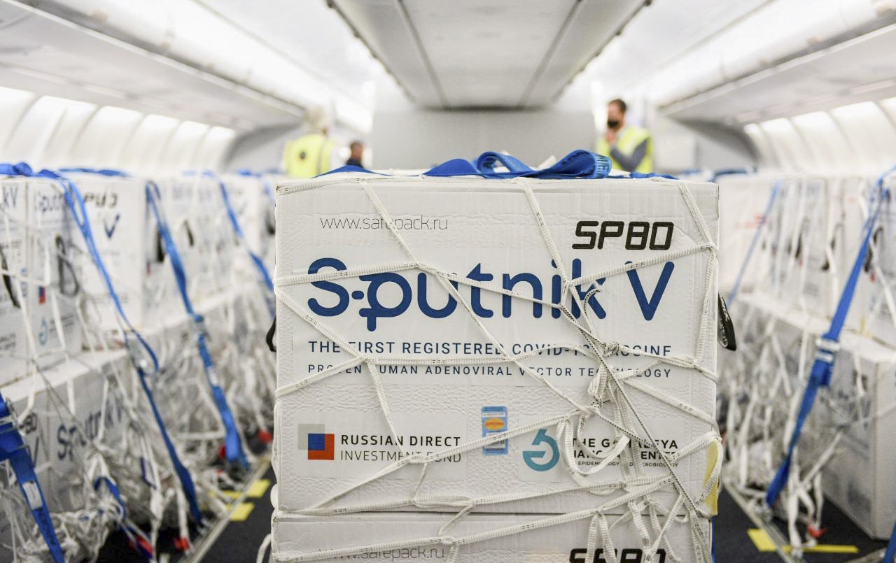 Vacunas: partió otro avión a Rusia y hoy llegan un millón de dosis de China | Actualidad