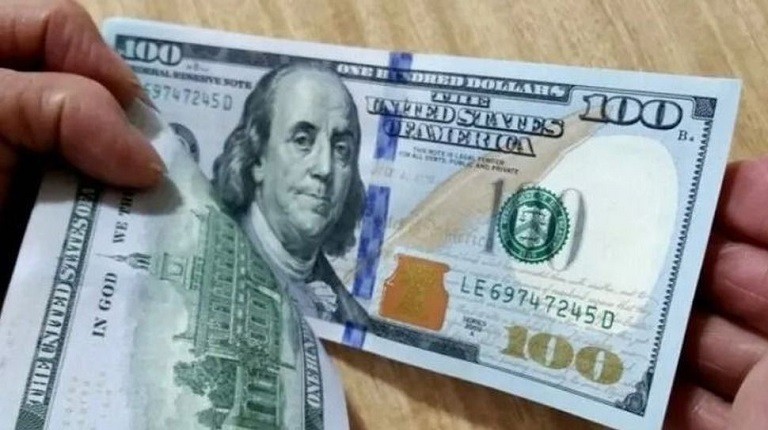 Fuerte baja del dólar blue: cedió $8 y se vendió a $154 | Economía
