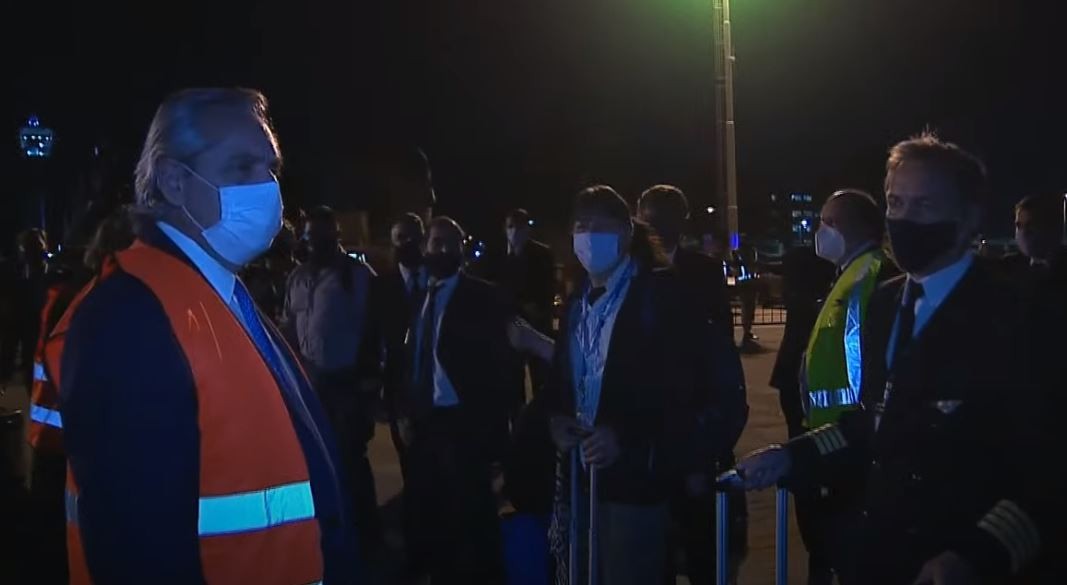 Alberto Fernández recibió a un avión que trajo al país un millón de vacunas Sinopharm | Actualidad