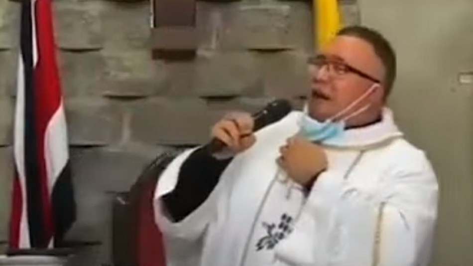 El cura que canta contra el coronavirus en misa con la música de "Sopa de caracol": "Si te descuidas te hago el funeral" | Internacionales