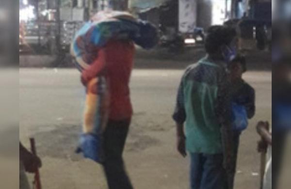 Drama en India: un hombre tuvo que llevar en andas por 3 kilómetros el cuerpo de su esposa hasta el cementerio | Internacionales