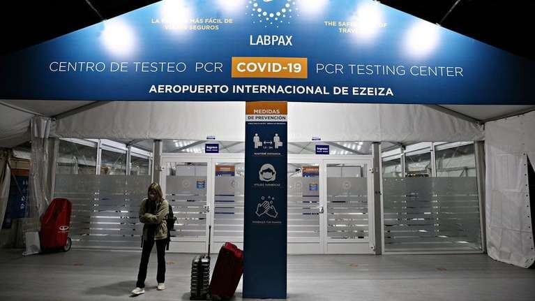 Aeropuertos Argentina 2000 le rescindió a la empresa que hacía los testeos en Ezeiza | Política y economía