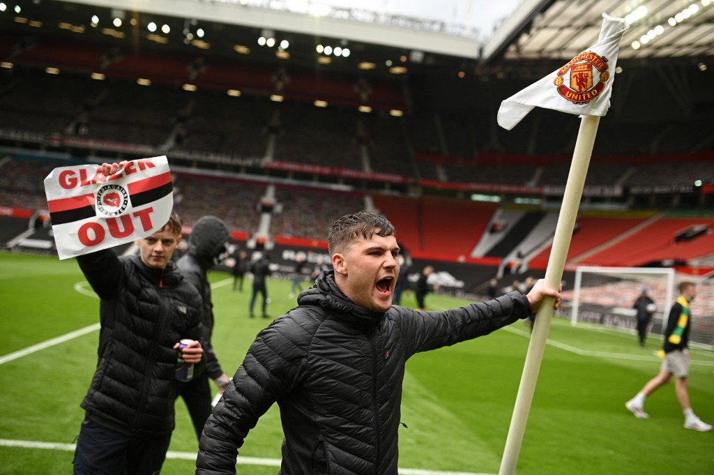 Hinchas del Manchester United se metieron en la cancha, suspendieron el partido con el Liverpool y postergaron la definición de la Premier | Deportes