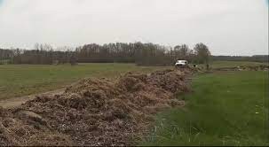 Video: se peleó con su vecino y armó una pared de excremento para que no lo molesten | Internacionales