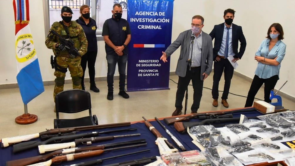 Un policía de Criminalística y un sodero lideraban una banda que vendía armas ilegales | Actualidad